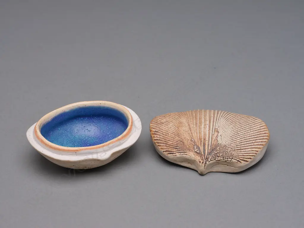 A Len Castle stoneware covered box, Image 1++